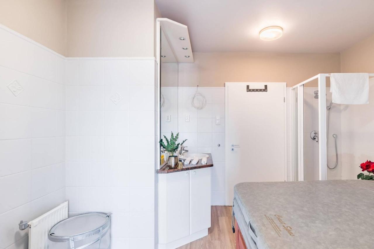 Sunny And Central Penthouse With Private Garage Budapest Exterior photo